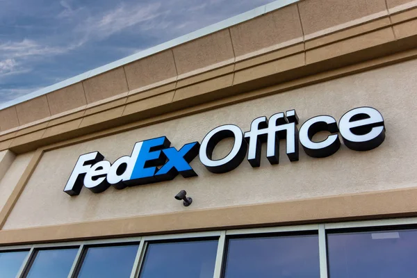Logo exterior y de marca comercial de FedEx Office . — Foto de Stock