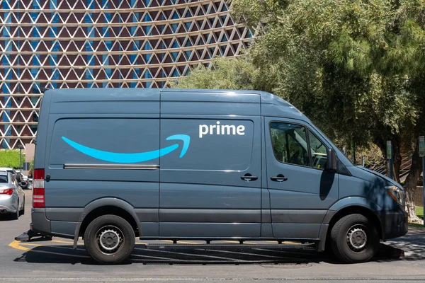 Amazon Prime entrega veículo e logotipo da marca — Fotografia de Stock