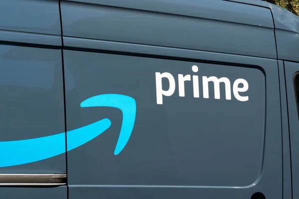 Amazon Prime Delivery Vehicle y el logotipo de la marca —  Fotos de Stock