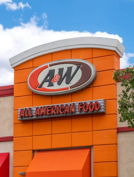 A&W εστιατόριο εξωτερικό και λογότυπο εμπορικού σήματος — Φωτογραφία Αρχείου