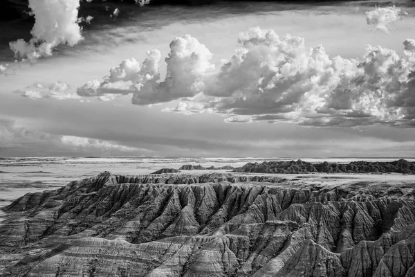 South Dakota Badlands Terreno acidentado e céu preto e branco — Fotografia de Stock