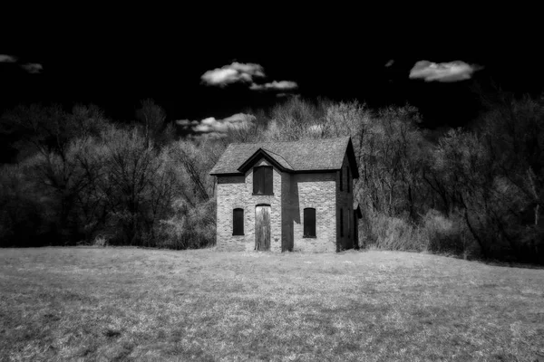 Assustadora casa abandonada no escuro — Fotografia de Stock