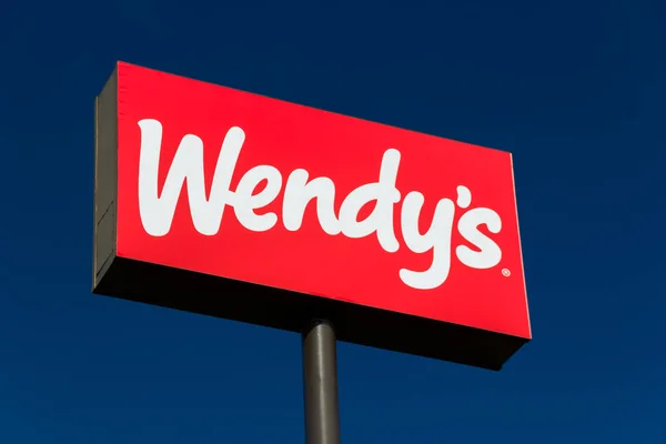 Wendys restaurang exteriör och tecken — Stockfoto