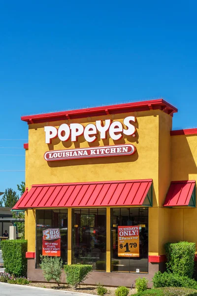 Popeyes Louisiana keittiö ulkoa — kuvapankkivalokuva