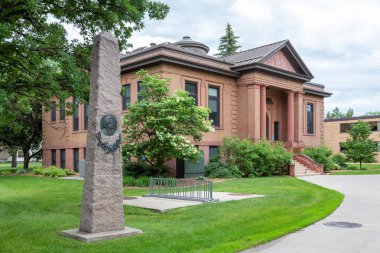 Bjornson Memorial Dikilitaş ve Putnam Hall Kuzey Dakota Devlet 