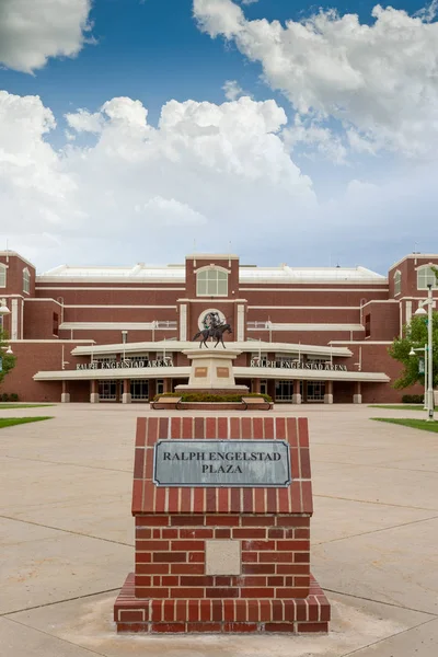 Ralph Engelstad Plaza and Arena on the campus of the University — 图库照片