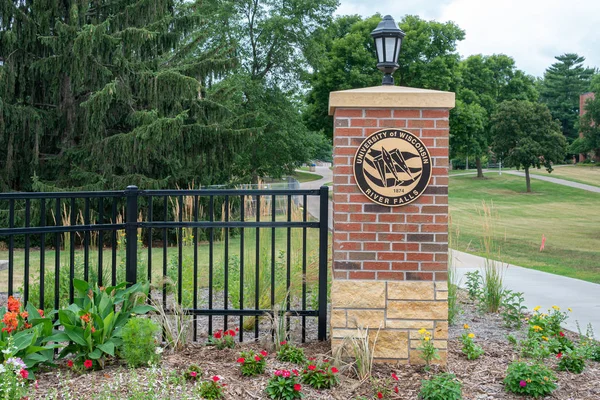 Campus Entree en Poort aan de Universiteit van Wisconsin-River Fall — Stockfoto