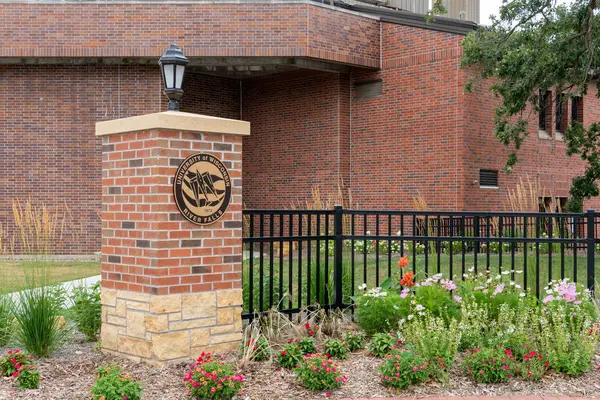 Campus Entrance and Gate at University of Wisconsin–River Fall — Stock Photo, Image