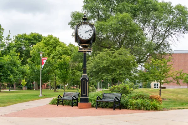 Campus Relógio e Walkway na Universidade de Wisconsin-River Queda — Fotografia de Stock