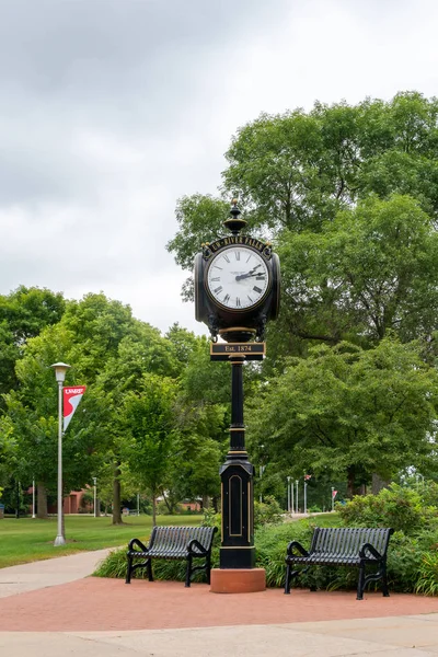 Campus Orologio e Passerella presso l'Università del Wisconsin-River Fall — Foto Stock