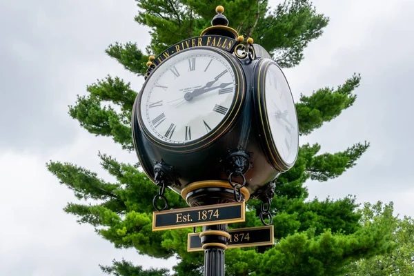 Reloj de Campus y Pasarela en la Universidad de Wisconsin-River Fall — Foto de Stock
