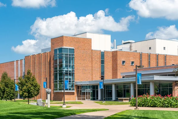 Jarvis Hall en Campus Walkway aan de Universiteit van Wisconsin Stout — Stockfoto