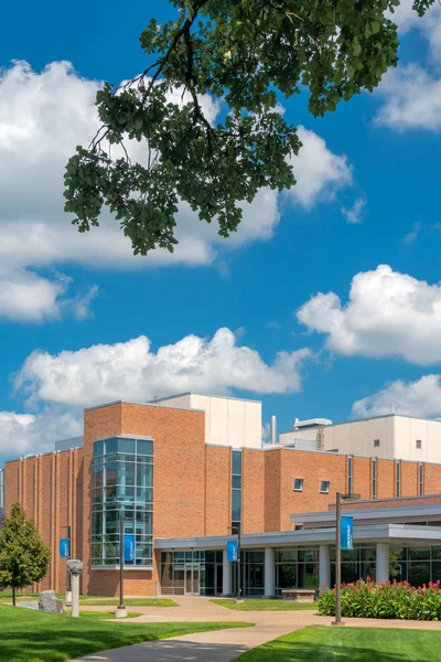 Jarvis Hall en Campus Walkway aan de Universiteit van Wisconsin Stout — Stockfoto