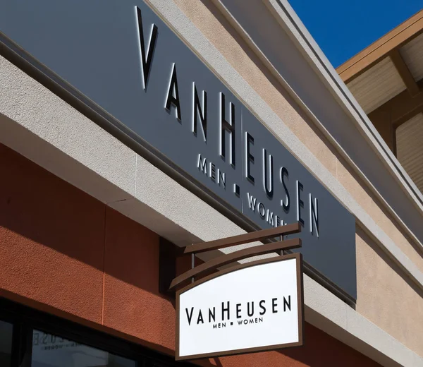 Van Heusen Store Exterieur en handelsmerk Logo — Stockfoto