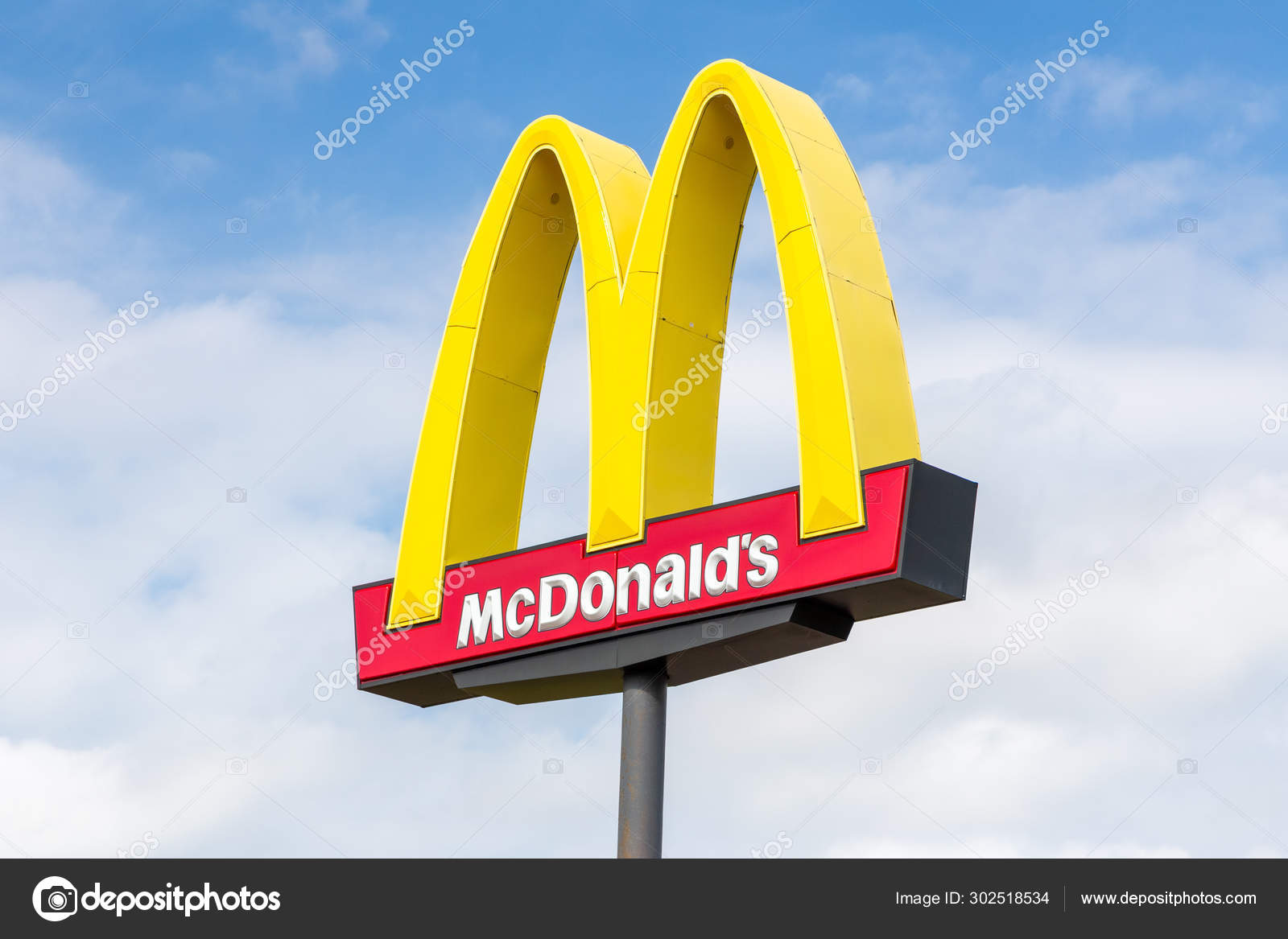 マクドナルドの外観黄金のアーチサインと商標ロゴ — ストック マクドナルドの外観黄金のアーチサインと商標ロゴ — ストック