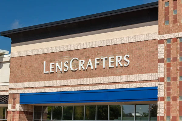 Tienda al por menor de LensCrafters Exterior y logotipo de marca — Foto de Stock