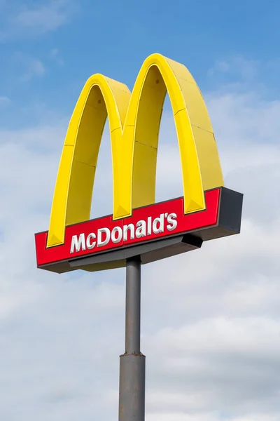 マクドナルドの外観黄金のアーチサインと商標ロゴ — ストック マクドナルドの外観黄金のアーチサインと商標ロゴ — ストック