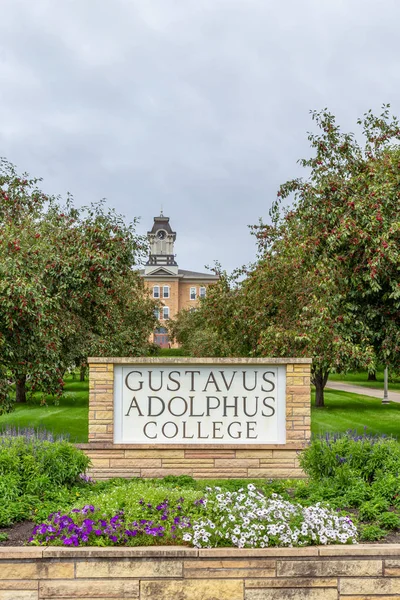 Entrance Sign and Old Main Clock at Gustavus Adolphus College — Stock Photo, Image