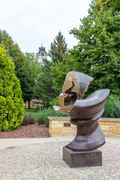 Bildhauer paul granlund 's luna moth matrix sculpture at gustavus — Stockfoto