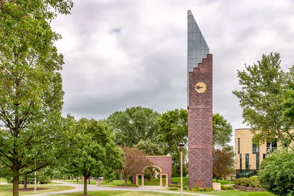 Avestruz-Estudiante Memorial Bell Tower Minnesota State University — Foto de Stock