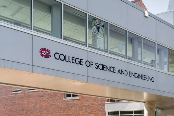 College of Science and Engineering building on the campus of St. — Stock Photo, Image