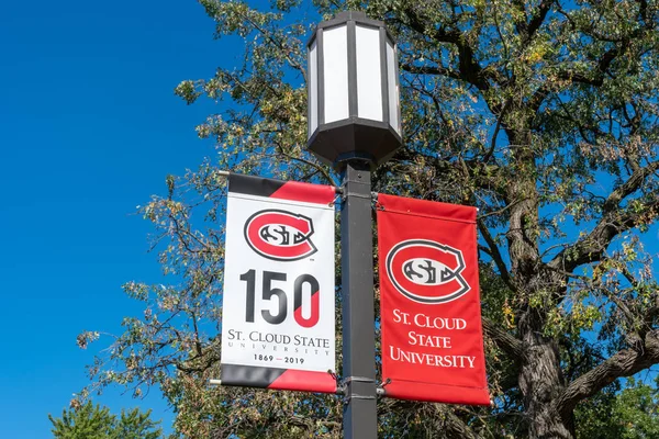 Banner e logo nel campus di St. Cloud State University — Foto Stock