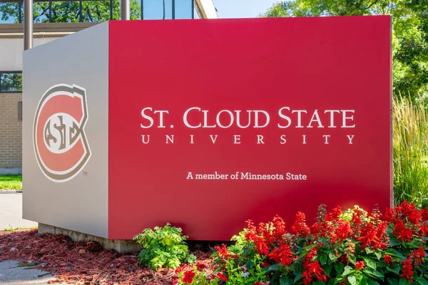 Segno di ingresso e logo a St. Cloud State University — Foto Stock