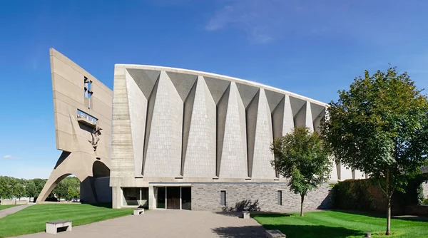 Церковь Святого Иоанна Брюэра в Сент-Джонсском университете — стоковое фото