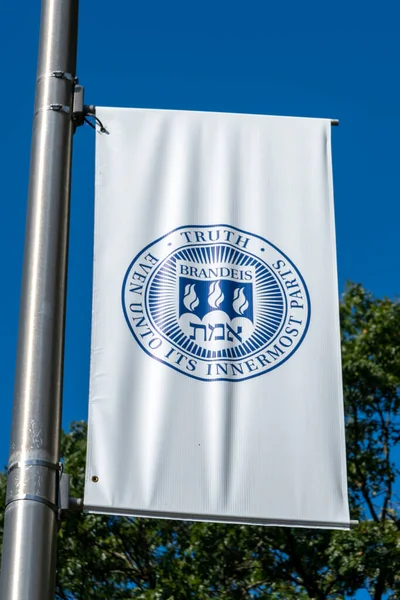 Waltham Massach Brandeis Üniversitesi 'nde kampüs bankeri ve logosu. — Stok fotoğraf
