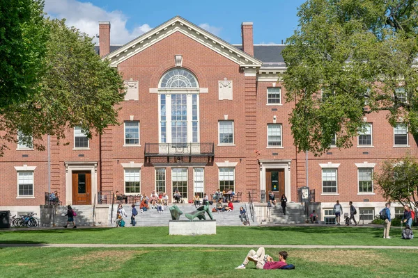 Unbekannte verwüsten Haus auf dem Campus der Universität — Stockfoto