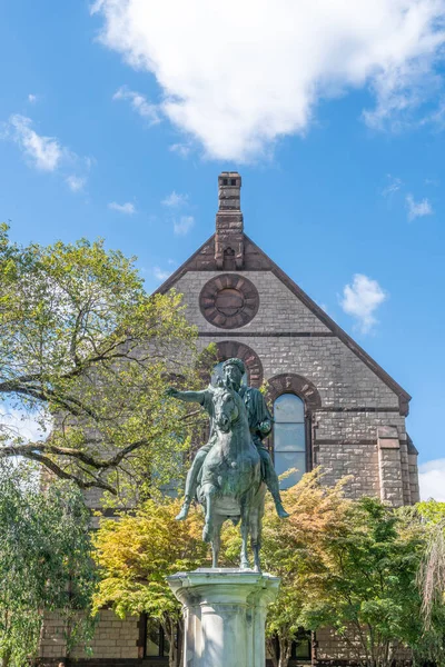 Standbeeld van Marcus Aurelius en Sayles Hall op Lower Green of Brow — Stockfoto