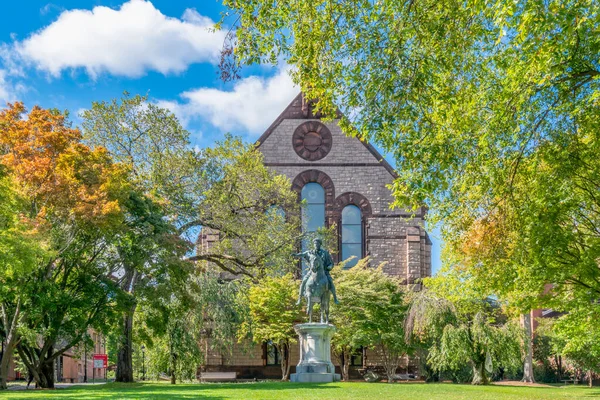 Estátua de Marcus Aurelius e Sayles Hall em Lower Green of Brow — Fotografia de Stock