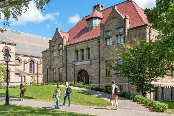 Birleşmiş bireyler ve Kahverengi Kampüs 'teki Sayles Hall. 