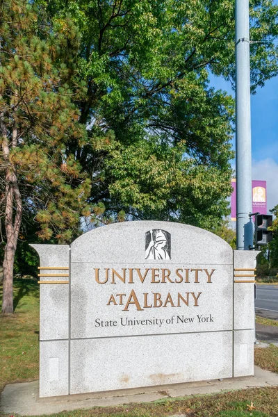 Firma de entrada y logo en la Universidad de Albany, State University — Foto de Stock