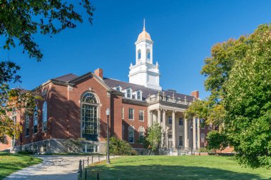 Connecticut Üniversitesi 'ndeki Wilbur Cross Binası.