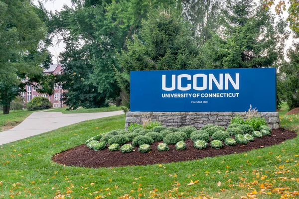 Inträdesskylt till universitetet i Connecticut — Stockfoto