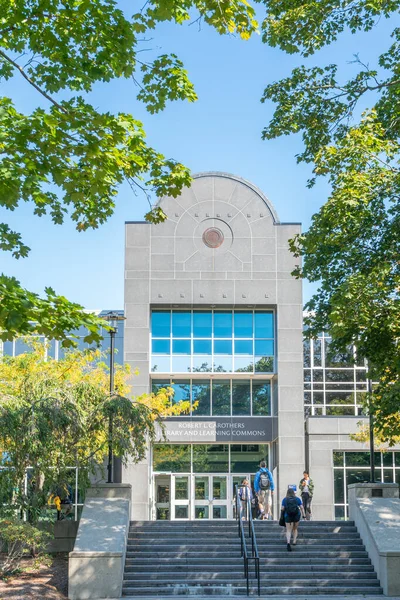 Robert L. Carothers Library and Learning Commons on the campus o — Stock Photo, Image
