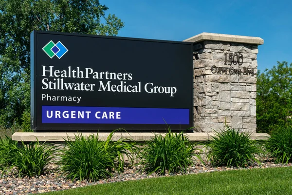 Stillwater Usa 2020年5月31日 Healthpartners Stilwater Medical Group Eurgent Care外部サインと商標ロゴ — ストック写真