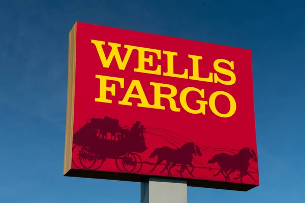 Stillwater Eua Maio 2020 Wells Fargo Banco Sinal Exterior Logotipo — Fotografia de Stock