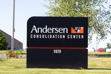 MENOMINE, WI / USA - 14 Haziran 2020: Andersen Windows Depo dış ve ticari marka logosu.