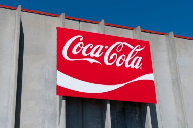 RICE Gölü, WI / USA - 14 Haziran 2020: Coca-Cola içeceği dış tabela ve ticari marka logosu.