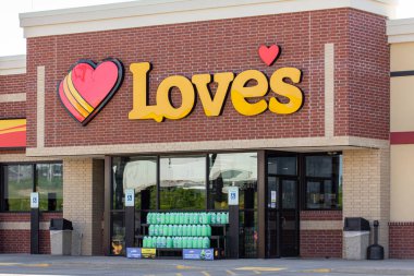 MENOMINE, WI / USA - 14 Haziran 2020: Love 's Travel Stops & Country Stores dış ve ticari marka logosu.