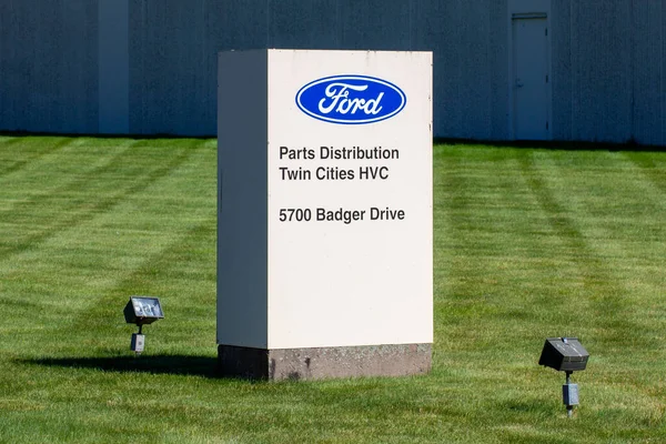 Menominee Usa 2020年6月14日 Ford Motor Companyの部品倉庫外装および商標ロゴ — ストック写真