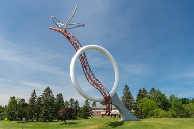 DULUTH, MN / USA - 19 Haziran 2020: Minnesota-Duluth Üniversitesi kampüsünde Vahşi Ricing Ay Heykeli.