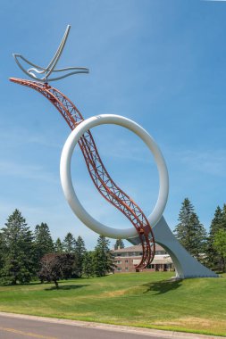 DULUTH, MN / USA - 19 Haziran 2020: Minnesota-Duluth Üniversitesi kampüsünde Vahşi Ricing Ay Heykeli.