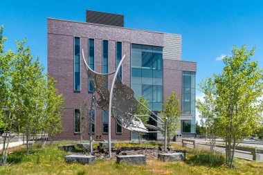 DULUTH, MN / USA - 19 Haziran 2020: Minnesota-Duluth Üniversitesi kampüsündeki Heikkila Kimya ve Gelişmiş Malzeme Bilimleri Binası.