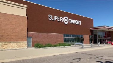 WOODBURY, MN / USA - 19 Temmuz 2020: Super Target perakende satış mağazası dış ve ticari marka logosu.