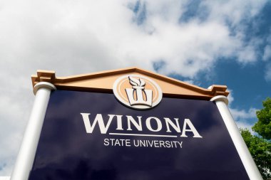 WINONA, MN / USA - 9 AĞUSTOS 2020: Winona Devlet Üniversitesi 'ne giriş ve ticari marka logosu.