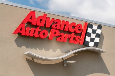 ROSEVILLE, MN / USA - 23 AĞUSTOS 2020: İleri Oto Parça perakende satış mağazası dış ve ticari marka logosu.