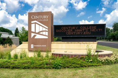 BEYAZ AY Gölü, MN / ABD - 23 AĞUSTOS 2020: Century College girişi ve kampüs logosu.